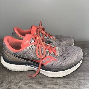 Saucony Triumph 18 Womens 8.5 Shoes Gray Pink Running Walking Gym S10595-30